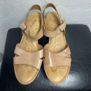 Born Beige Leather Women's Sandals